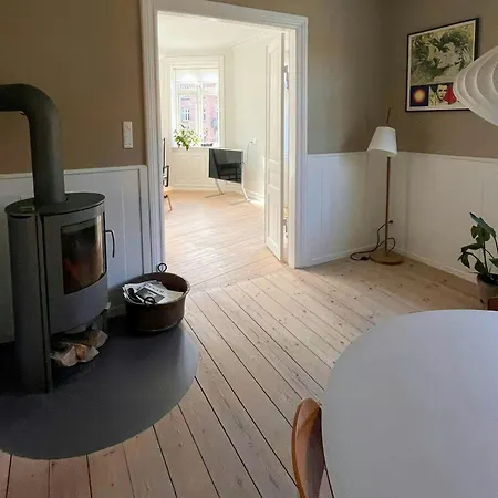 Townhouse With Japanese Cherry Tree In Osterbro Apartamento